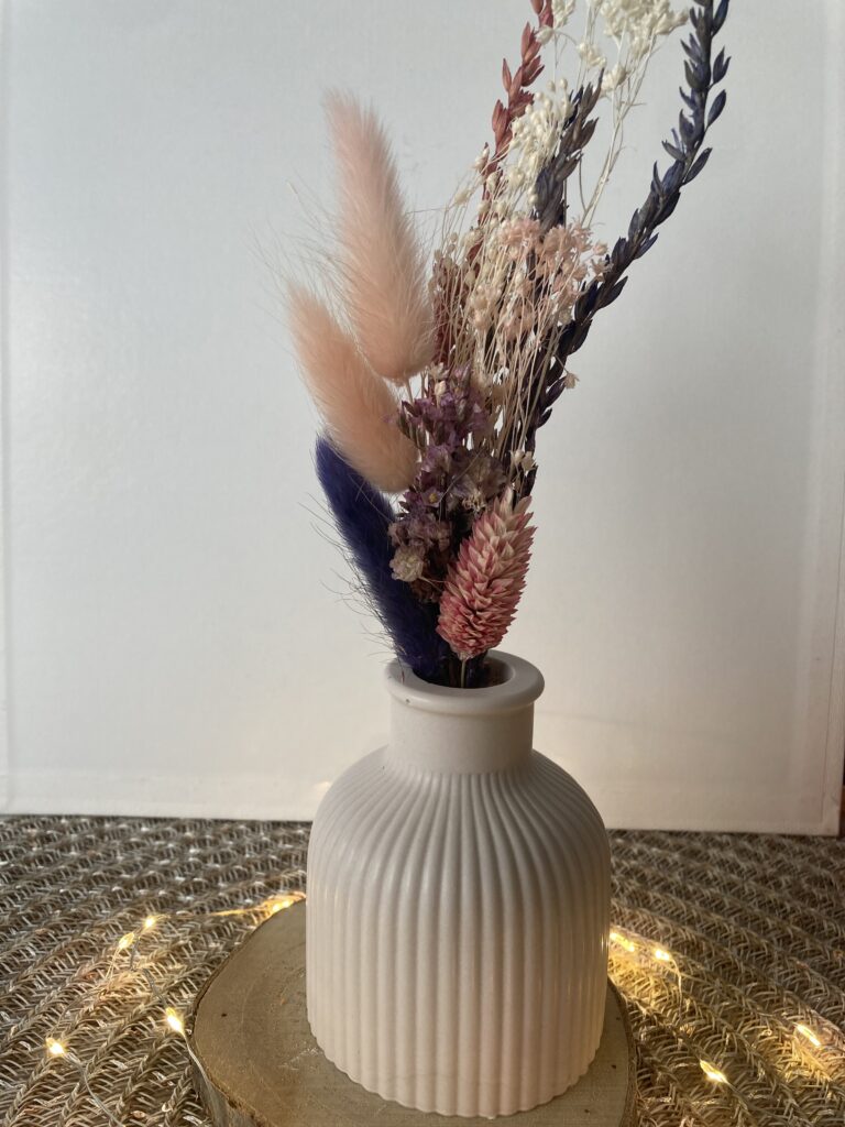 Vaasje met droogbloemboeketje in PorcelainX (keramisch gips)